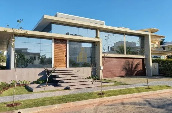 Linda casa em Jurerê Internacional, a 100 metros do mar.