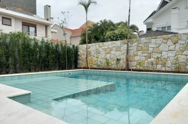 Linda casa em Jurerê Internacional, a 100 metros do mar.