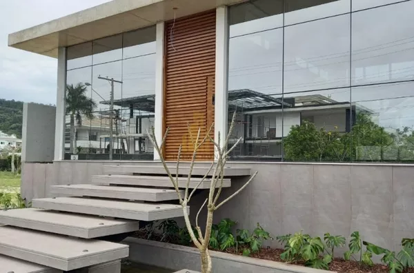 Linda casa em Jurerê Internacional, a 100 metros do mar.