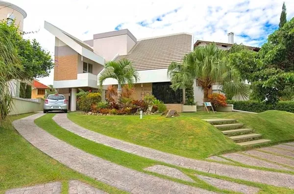 Excelente casa, 3 suítes, 350 mts do mar em Jurerê Internacional