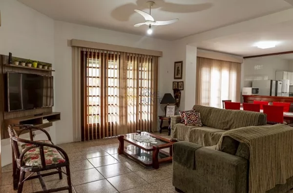 CASA 4 SUÍTES EM JURERÊ INTERNACIONAL