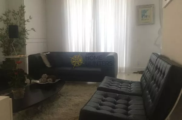 Linda cobertura com piscina para temporada