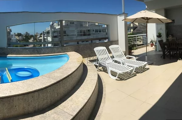 Linda cobertura com piscina para temporada