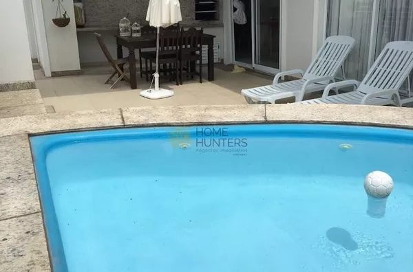 Linda cobertura com piscina para temporada