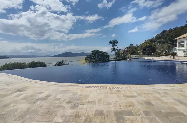 Linda casa no Sambaqui,4 suites,frente mar