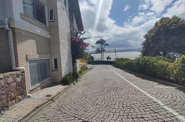 Linda casa no Sambaqui,4 suites,frente mar