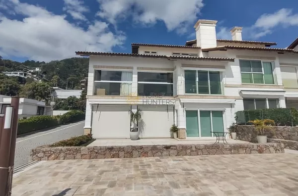 Linda casa no Sambaqui,4 suites,frente mar