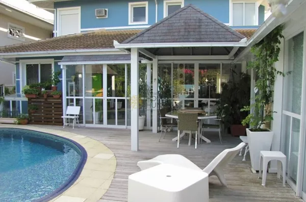 Casa alto padrão em Jurerê á 300m do mar