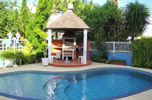 Casa alto padrão em Jurerê á 300m do mar