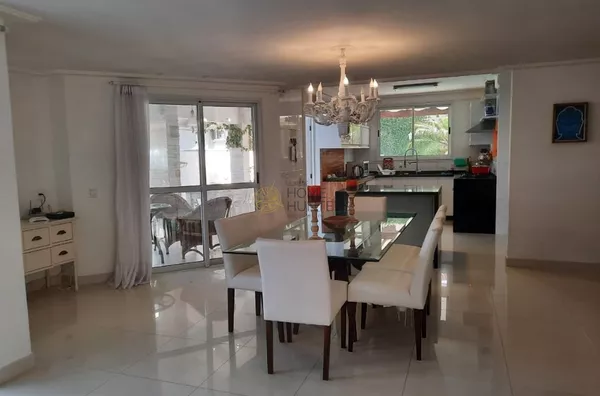 Linda casa em Jurerê Internacional, 5 dormitórios sendo 3 suítes a 100 mts do mar