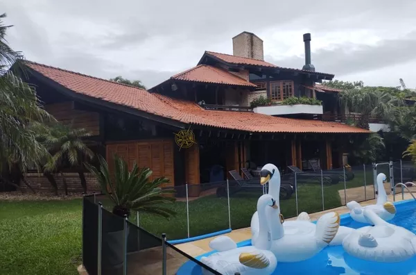 Linda mansão para venda, com 2000m² de terreno frente mar.