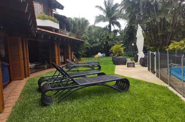 Linda mansão para venda, com 2000m² de terreno frente mar.