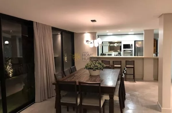 Linda casa em Jurerê internacional a 150m do mar