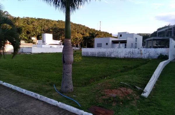 Terreno para venda com 420m² em condomínio Cachoeira de Bom Jesus