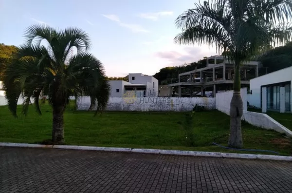 Terreno para venda com 420m² em condomínio Cachoeira de Bom Jesus