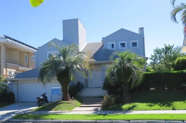 Excelente casa à 300 metros da praia.