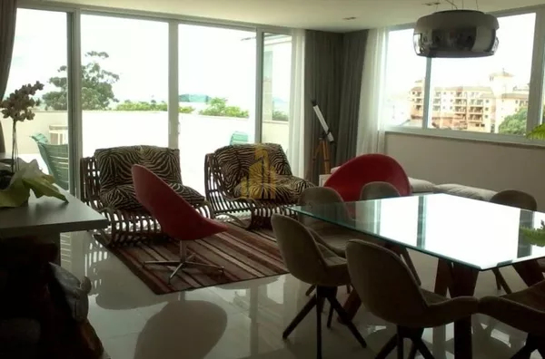 Cobertura 4 suítes, 4 vagas, com vista mar.