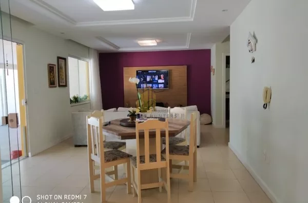 Excelente casa a 80 metros da praia de Canasvieiras.