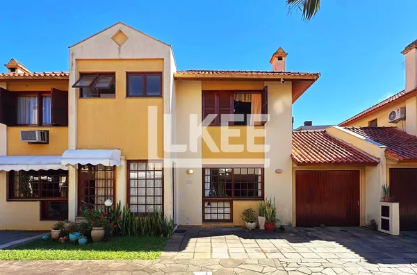 Ipanema | Casa semimobiliada com 3 quartos (sendo 1 suíte) à venda | 140m² | Lareira | Churrasqueira | 3 Banheiros | 2 Vagas | Em Porto Alegre/RS