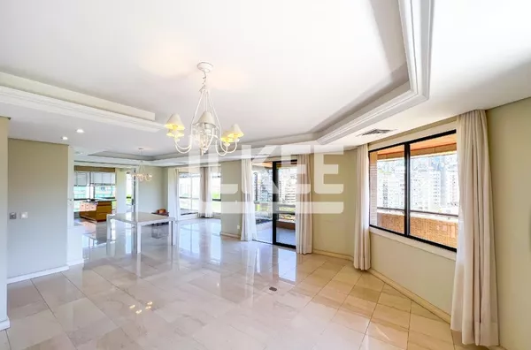 Petrópolis | Apartamento semi mobiliado | 4 quartos (sendo 3 suítes) à venda | 312,78 m² | 6 Banheiros | 3 vagas | Sacada | Churrasqueira | Hidro massagem | Em Porto Alegre/RS