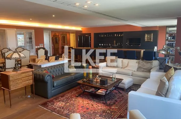 Jardim Europa | Apartamento semi mobiliado com 3 Quartos (sendo 3 suítes) | 336 m² | 5 Banheiros | 4 Vagas | Em Porto Alegre/RS