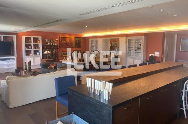 Jardim Europa | Apartamento semi mobiliado com 3 Quartos (sendo 3 suítes) | 336 m² | 5 Banheiros | 4 Vagas | Em Porto Alegre/RS