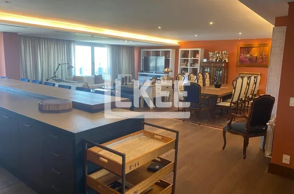 Jardim Europa | Apartamento semi mobiliado com 3 Quartos (sendo 3 suítes) | 336 m² | 5 Banheiros | 4 Vagas | Em Porto Alegre/RS