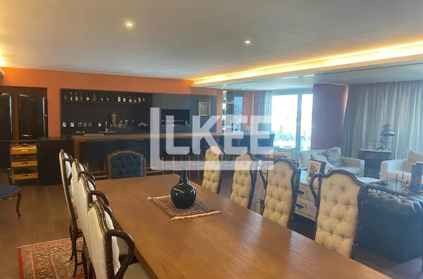 Jardim Europa | Apartamento semi mobiliado com 3 Quartos (sendo 3 suítes) | 336 m² | 5 Banheiros | 4 Vagas | Em Porto Alegre/RS