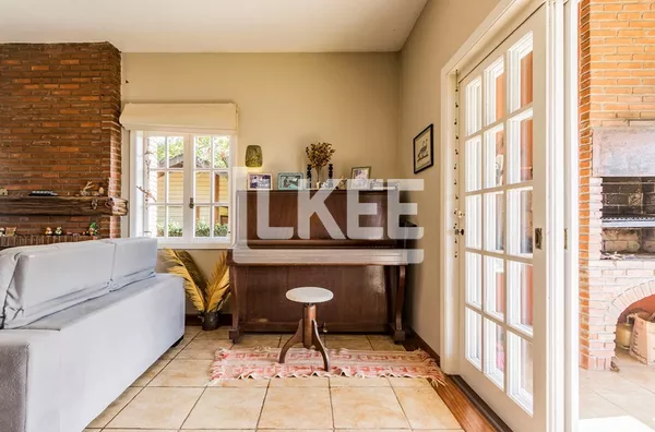 Belém Novo | Casa semi mobiliada à venda com 4 quartos (sendo 1 suíte) | 352,19m² | Churrasqueira | 4 Banheiros | 6 Vagas |  Em Porto Alegre/RS