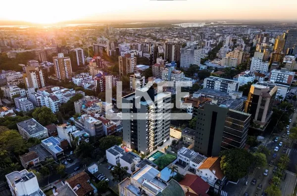 Auxiliadora | Apartamento com 3 quartos (sendo 3 suítes) | 129,45 m² | 5 Banheiros | 4 vagas | Sacada | Churrasqueira | Em Porto Alegre/RS 