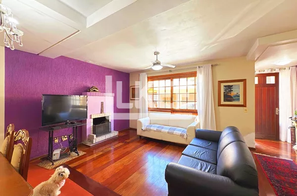 Ipanema | Casa semimobiliada com 3 quartos (sendo 1 suíte) à venda | 140m² | Lareira | Churrasqueira | 3 Banheiros | 2 Vagas | Em Porto Alegre/RS