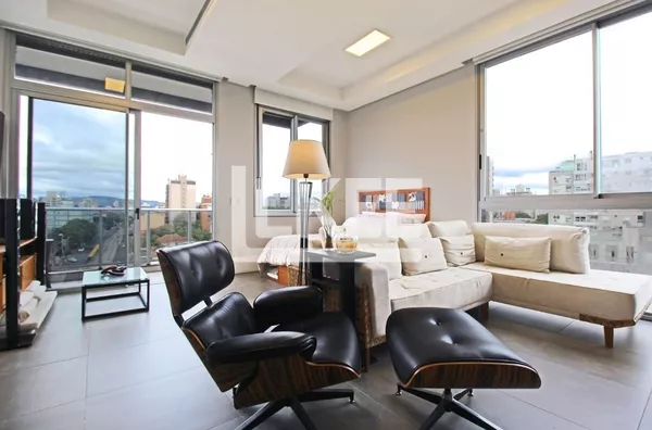 Petrópolis | Studio semi mobiliado à venda | 61 m² | 2 vagas | Com lareira, sacada e churrasqueira | Em Porto Alegre/RS
