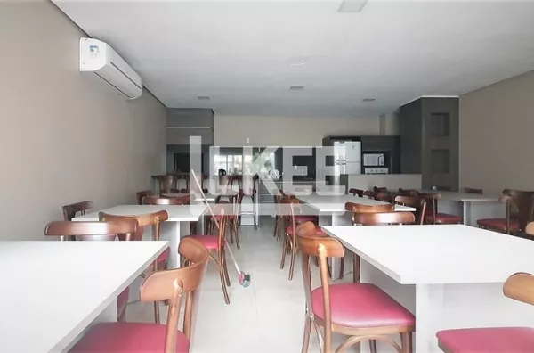 Petrópolis | Cobertura semi mobiliado com 3 quartos (sendo 1 suíte) para alugar | 103 m² | 2 vagas | Com lareira, sacada e churrasqueira | Em Porto Alegre/RS