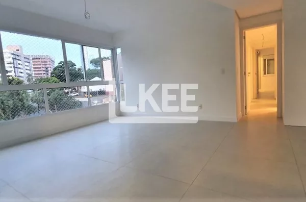 Petrópolis | Apartamento semi mobiliado com 3 quartos (sendo 1 suíte) para alugar | 103 m² | 2 vagas | Com lareira, sacada e churrasqueira | Em Porto Alegre/RS