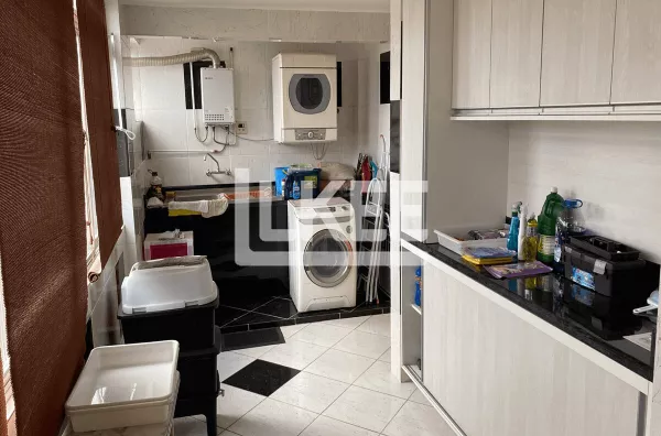Santana | Apartamento semi mobiliado com 4 quartos (1 suíte) à venda | 250m² | 2 vagas | Com sacada aberta Em Porto Alegre/RS