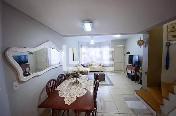 Jardim Itu | Casa com 4 quartos (sendo 1 suíte) à venda | 124 m² | 2 vagas | Com lareira e churrasqueira | Em Porto Alegre/RS 