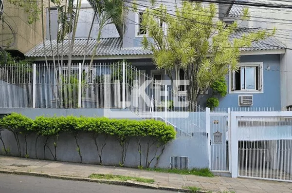 Mont Serrat | Casa com Jardim, 3 quartos (sendo 1 suíte) | 185 m² | 4 Banheiros | 2 Vagas | Área Garden Externa | Em Porto Alegre/RS