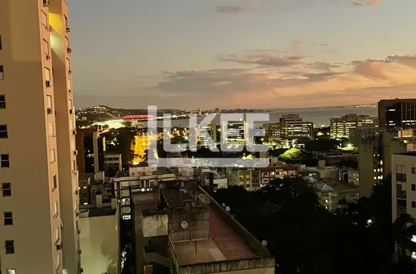 Centro Histórico | Apartamento reformado com 3 quartos (sendo 1 suíte) à venda | 140 m² | 1 vaga | Com sacada | Em Porto Alegre/RS