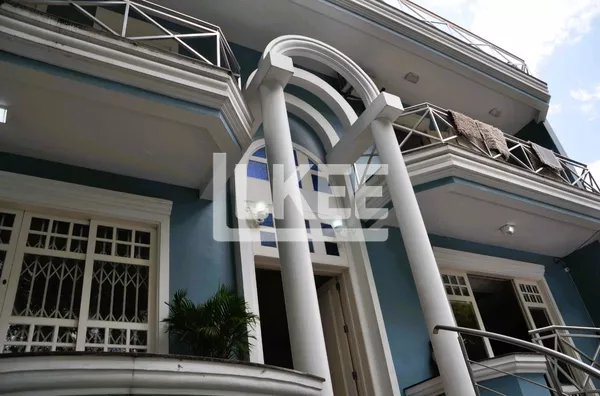 Três Figueiras | Casa semi mobiliada e equipada com 4 suítes à venda | 526 m² | 4 vagas |  Com lareira, churrasqueira e piscina | Em Porto Alegre/RS