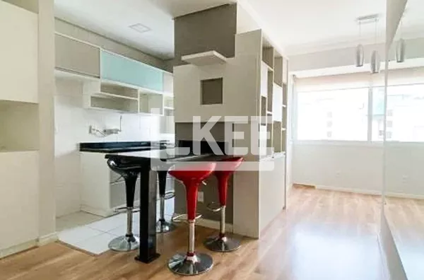 Centro Histórico | Apartamento semi mobiliado com 1 suíte à venda | 45 m² | 1 vaga | Com churrasqueira |  Em Porto Alegre/RS