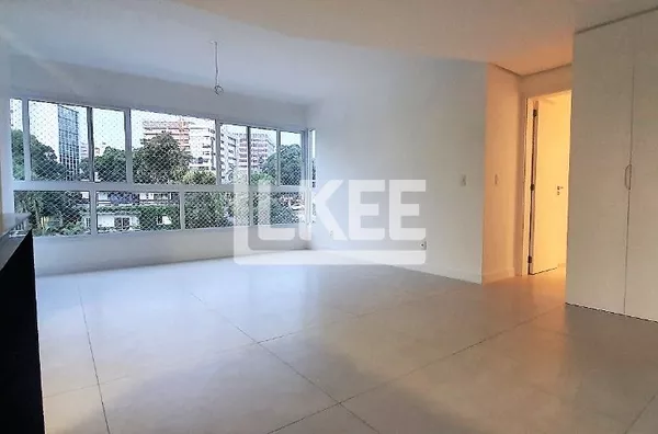 Petrópolis | Apartamento semi mobiliado com 3 quartos (sendo 1 suíte) para alugar | 103 m² | 2 vagas | Com lareira, sacada e churrasqueira | Em Porto Alegre/RS