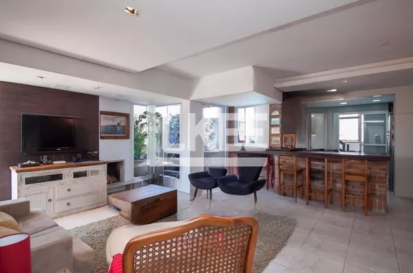 Bela Vista | Cobertura Horizontal com 3 quartos (sendo 1 suíte) à venda | 246,78 m² | 3 vagas | Com lareira, churrasqueira e piscina | Em Porto Alegre/RS