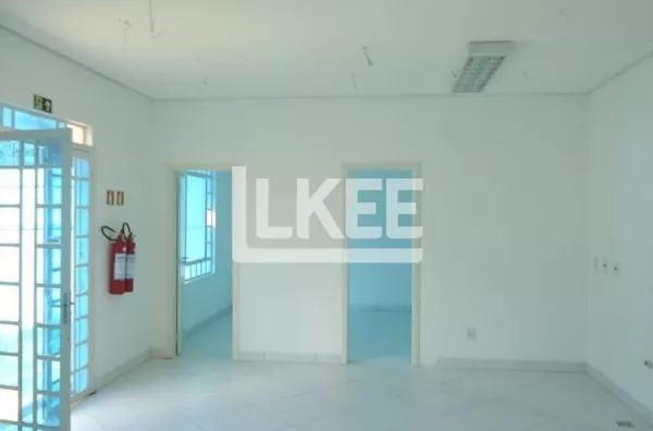 Higienópolis - Casa com 3 Dormitórios e 3 vagas para alugar 