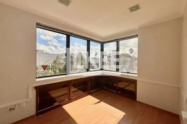 Petrópolis | Sala comercial semimobiliada para aluguel | 47 m² | 1 Lavabo | 1 Copa | 2 Vagas | Em Porto Alegre/RS