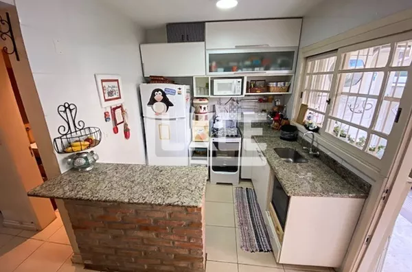 Jardim Itu | Casa com 4 quartos (sendo 1 suíte) à venda | 124 m² | 2 vagas | Com lareira e churrasqueira | Em Porto Alegre/RS 
