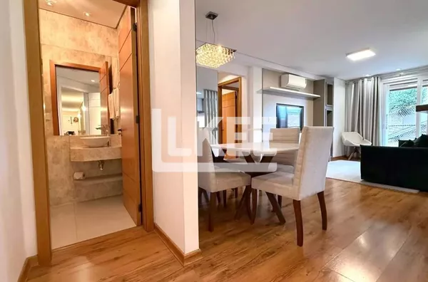 Centro | Apartamento mobiliado com 2 quartos (sendo 2 suítes) à venda | 93,96 m² | 3 Banheiros | Sacada | Churrasqueira | 1 Vaga | Em Gramado/RS