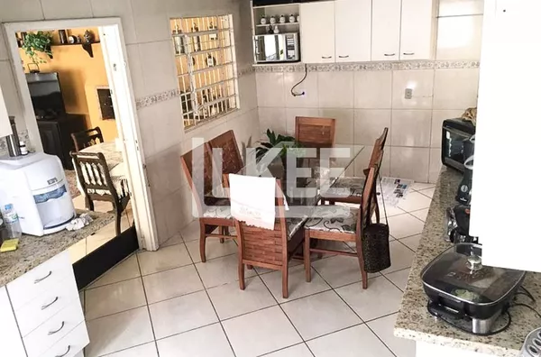 Jardim Botânico | Casa com 3 quartos (sendo 2 suítes) à venda | 140 m² | 3 vagas | Com lareira e churrasqueira | Em Porto Alegre/RS