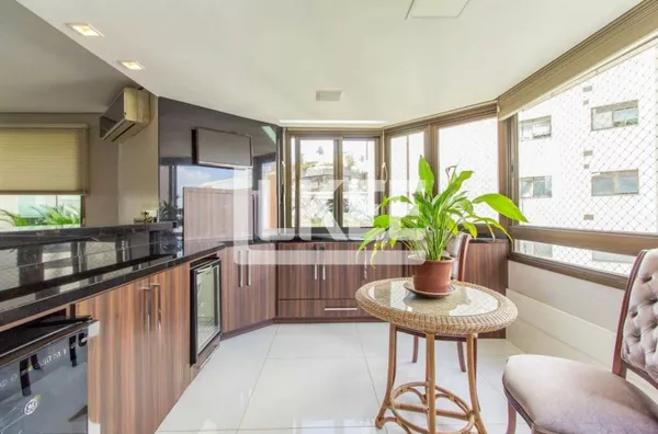 Petrópolis | Apartamento Semimobiliado com 4 quartos (sendo 4 suítes) à venda | 404m² | 6 Banheiros | 3 vagas | Sacada | Churrasqueira | Hidromassagem | Em Porto Alegre/RS