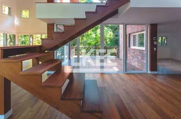 Gramado | Casa com 4 Quartos (sendo 4 suítes) à venda |  385,65m² | 6 Banheiros | 2 Vagas | Em Gramado/RS