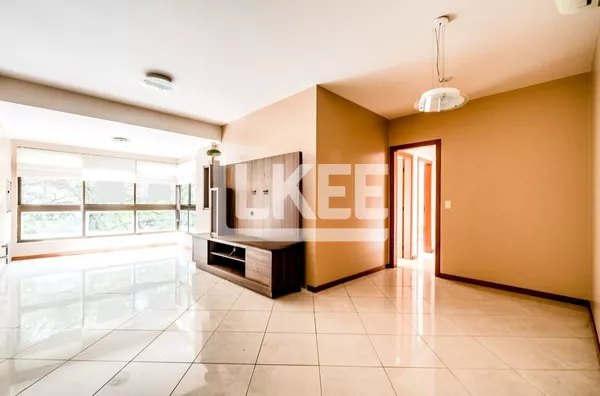 Rio Branco | Apartamento semi mobiliado com com 3 quartos (sendo 1 suíte) à venda | 101 m² | 2 vagas | Com sacada e churrasqueira | Em Porto Alegre/RS